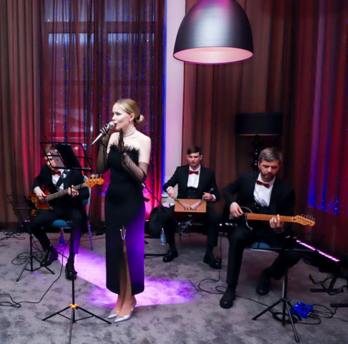 Кавер группа DIASHA на сцене