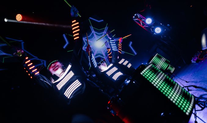 Барабанное шоу Драйв бит на Top Place