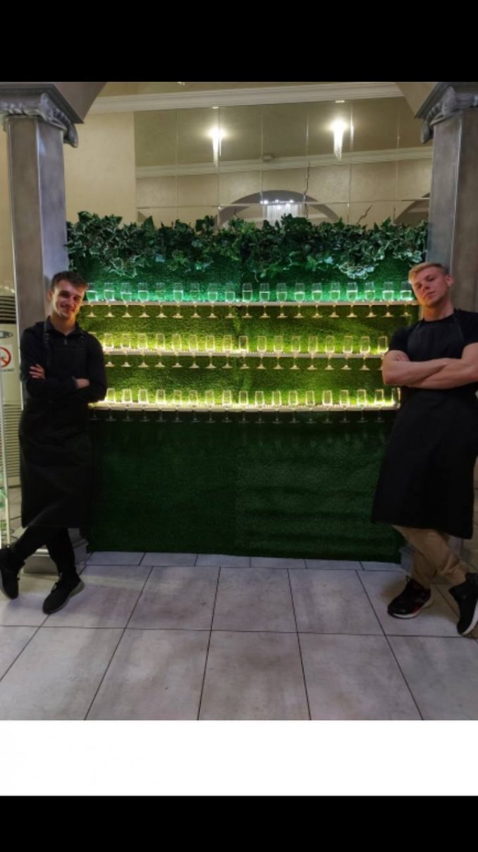 Стена из бокалов с игристым