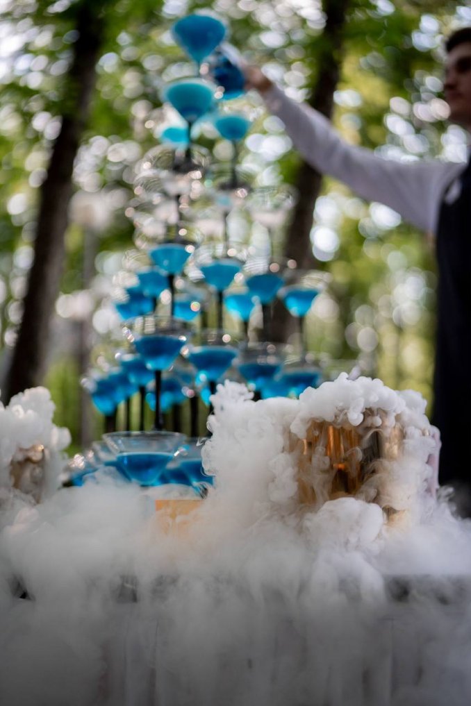 Пирамида из бокалов с игристым