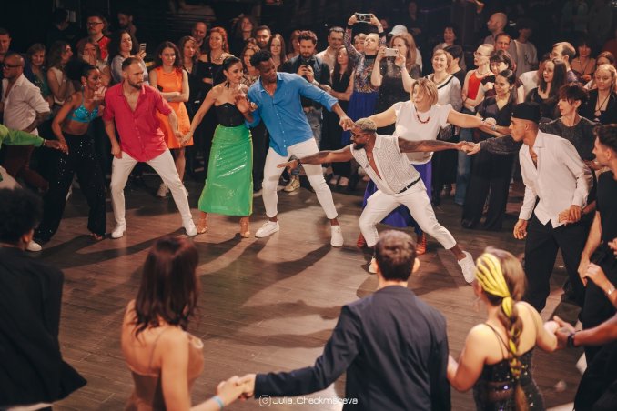 Salsa-Timba. Кубинские музыканты и танцоры.