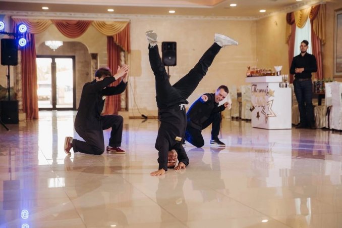 Танцующие официанты