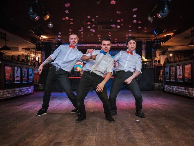 Танцующие официанты на 8 марта