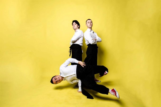 Танцующие официанты