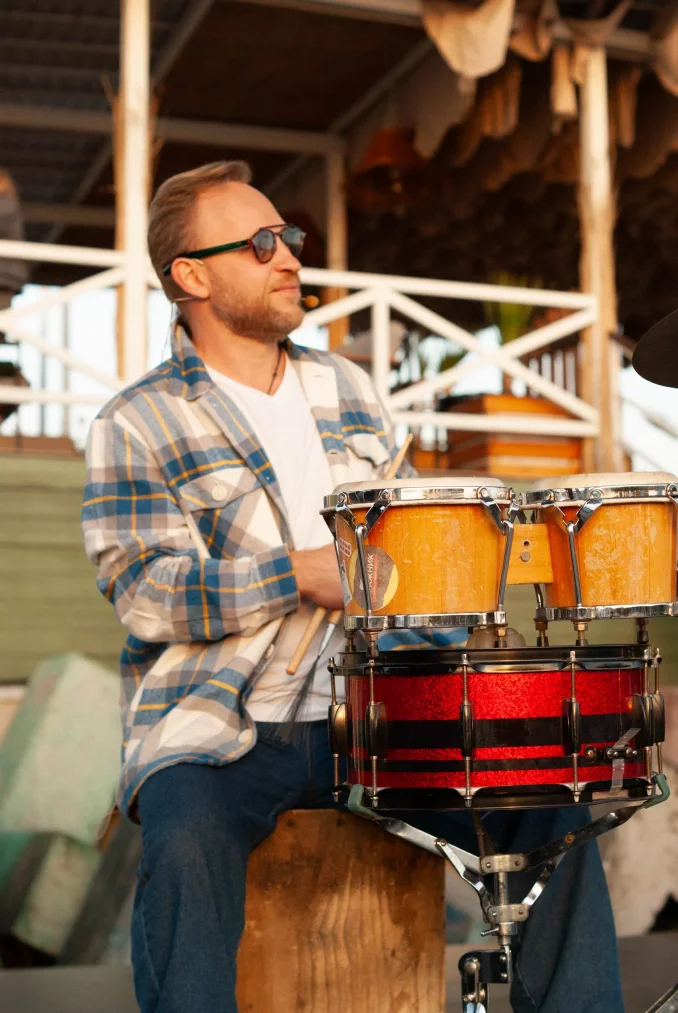 Поющий барабанщик-перкуссионист