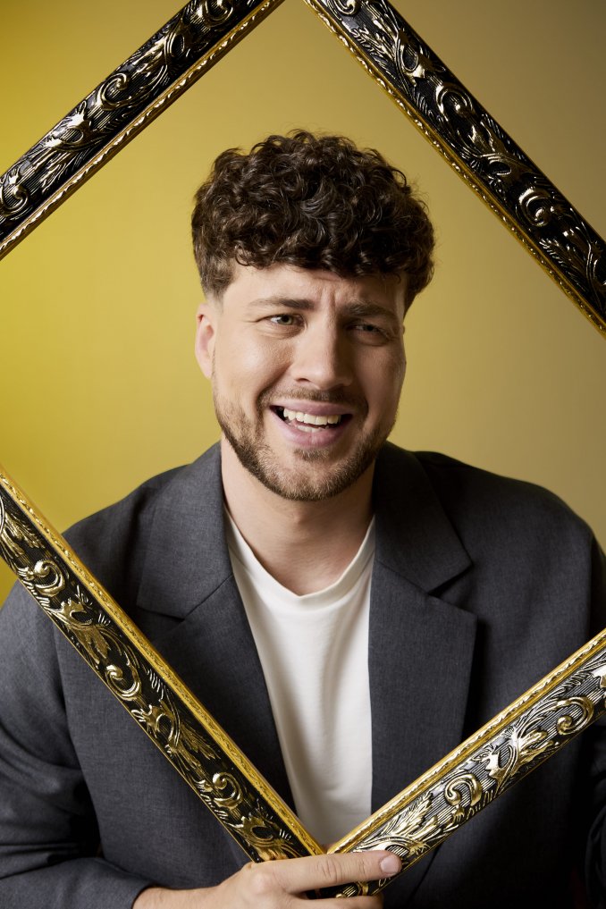 Ведущий Сергей Белан