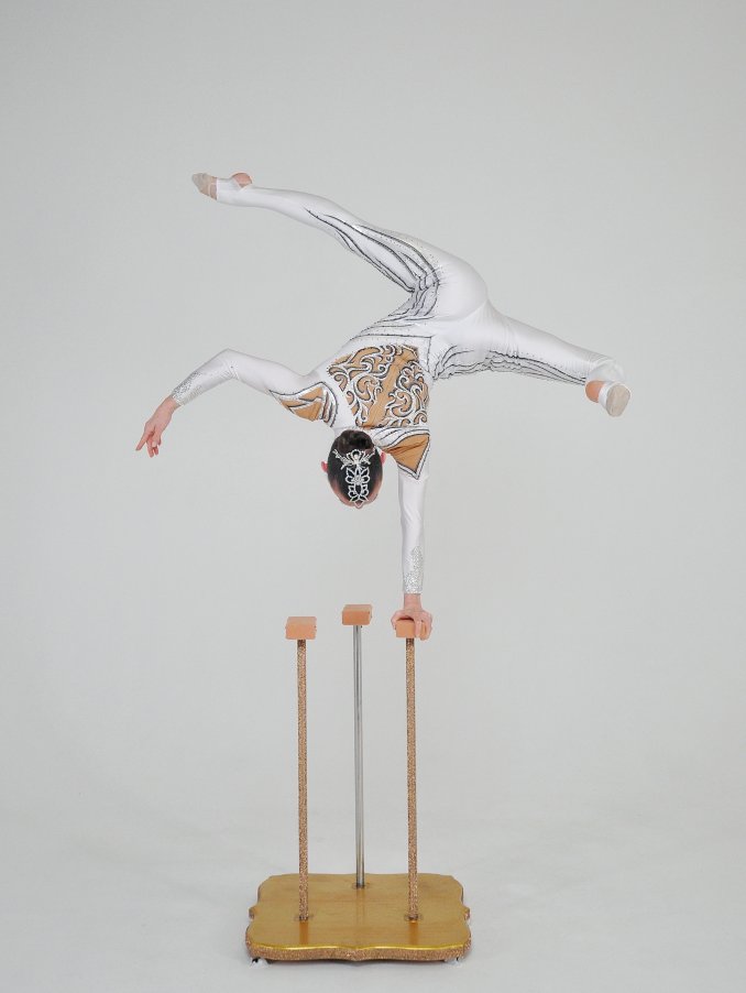 Эквилибр на тростях - соло, Дарина.