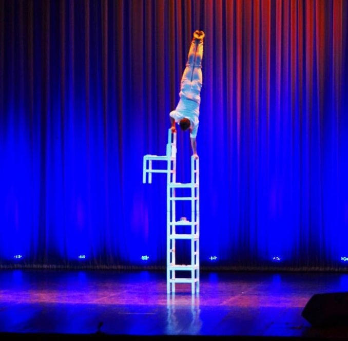 Эквилибр на стульях