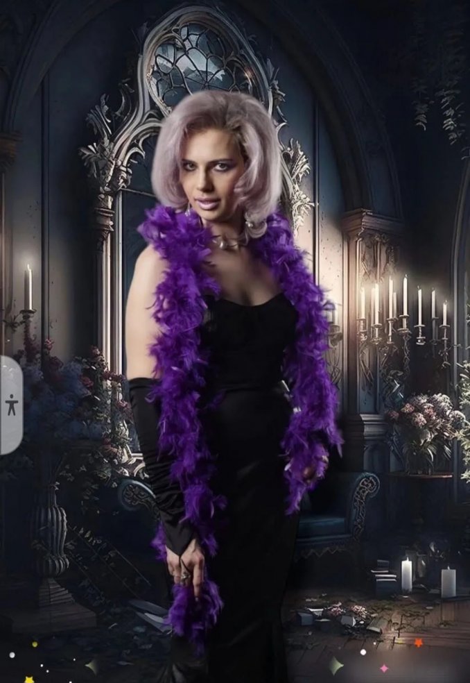 В готическом интерьере в фиолетовом боа