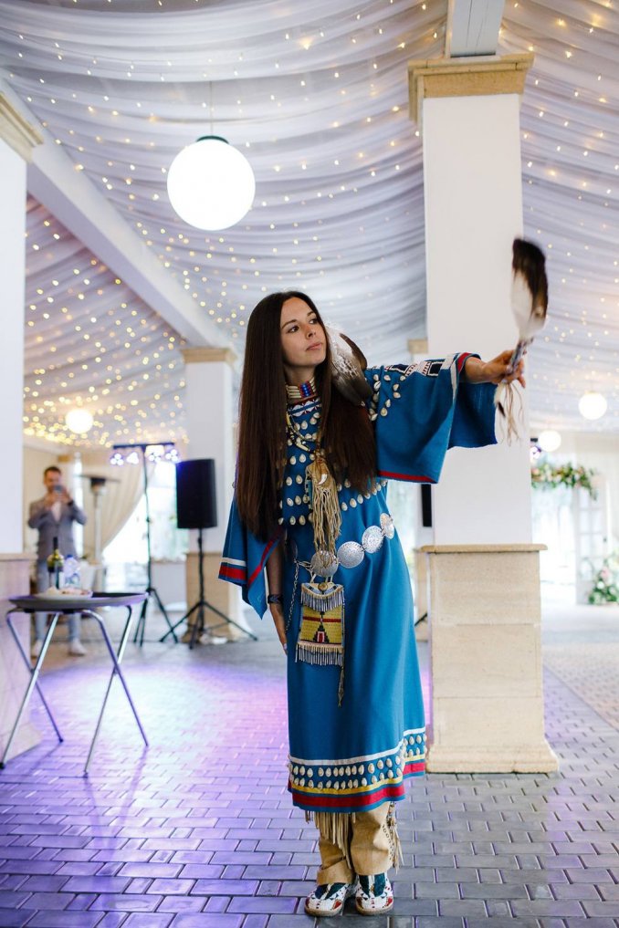 Луна - участница индейского шоу на свадьбе