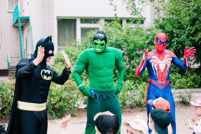 Человек паук Халк и Бэтмен на празднике в детском саду