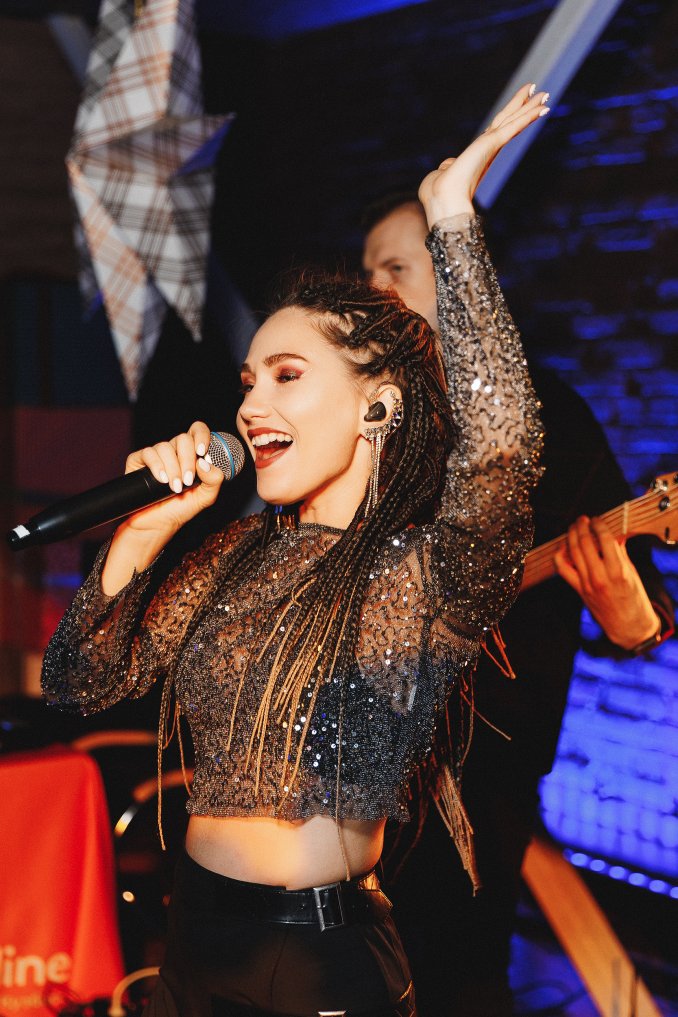 Выступление с кавер-группой Candy Shot