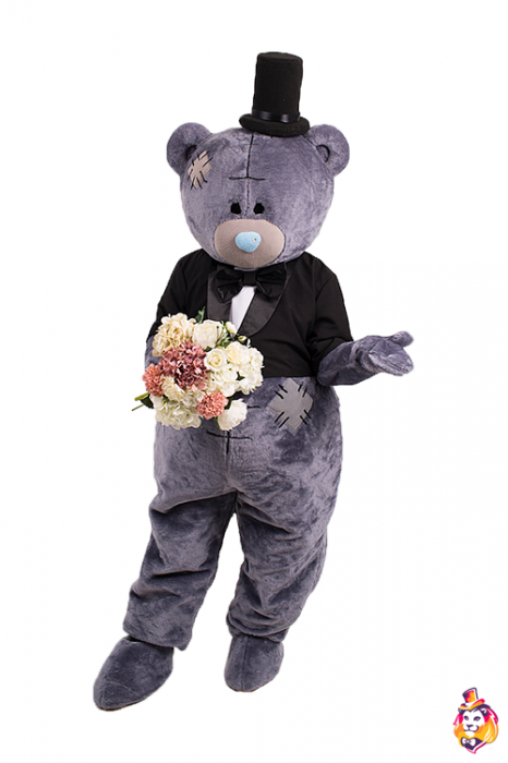 Мишка Тедди во фраке с букетом цветов