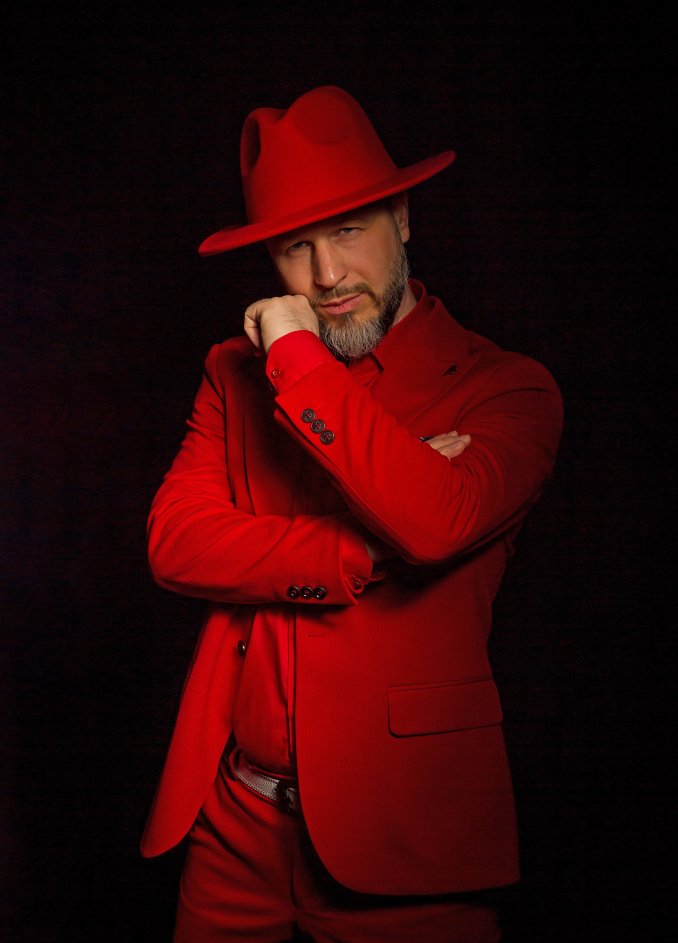 Александр - вокал, гитара, концертный-директор