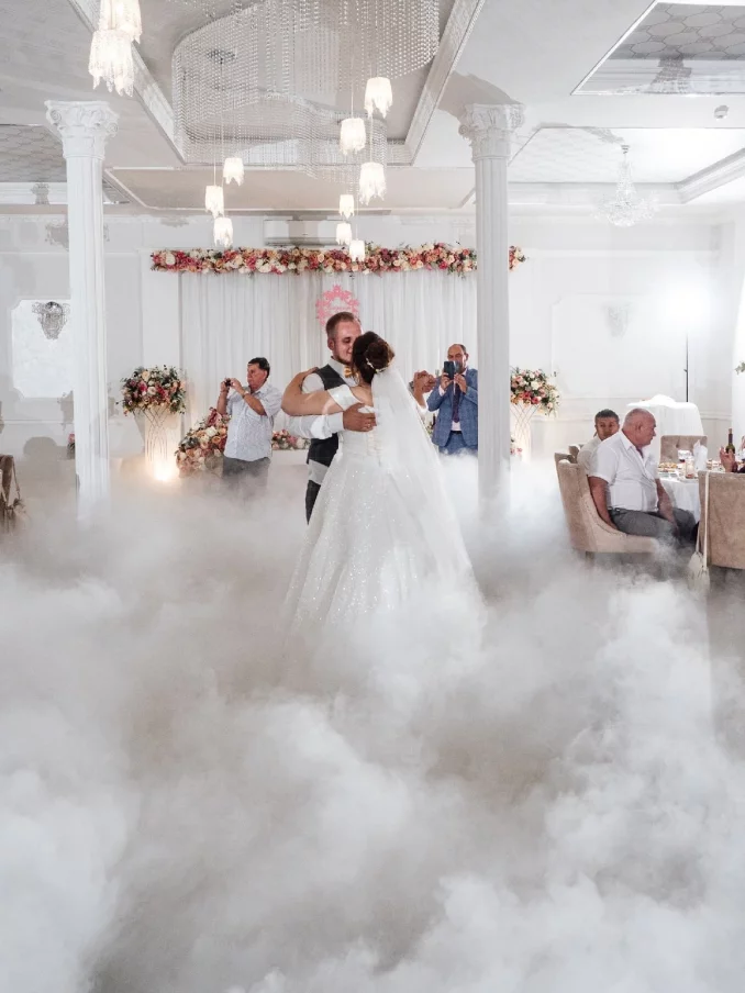 Тяжëлый дым для танца жениха и невесты