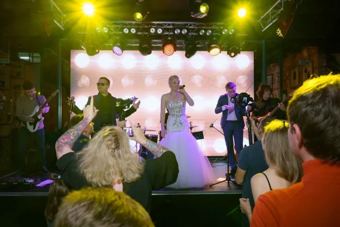 Невесты очень любят петь с кавер-группой "Astalavista"