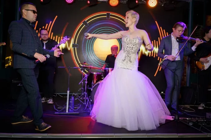 Невеста поёт и танцует вместе с кавер-группой "Astalavista"