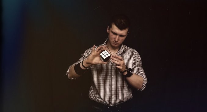 кубик Рубика давно стал неотъемлемой частью реквизита волшебников