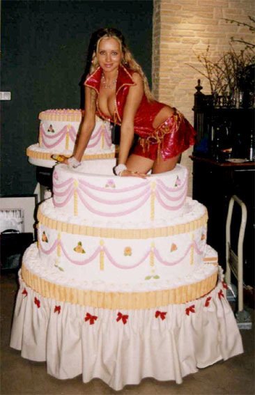Девушка выскакивает из торта