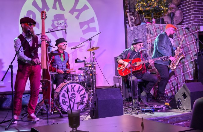 Кавер группа "Фрикинг Аут"