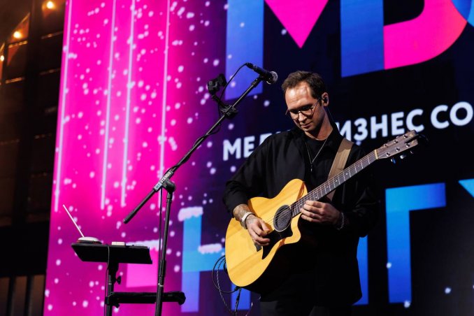 Вокалист-гитарист Эрик Зенков