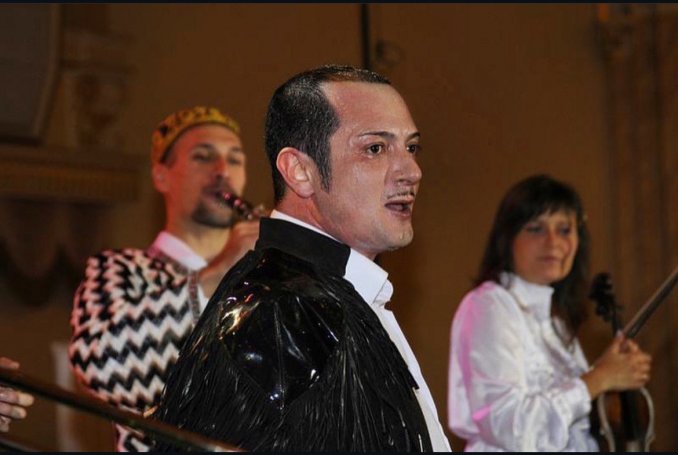 Альберт Сигалов - исполнитель популярного еврейского репертуара, классики ретро 90х годов и ресторанной музыки.