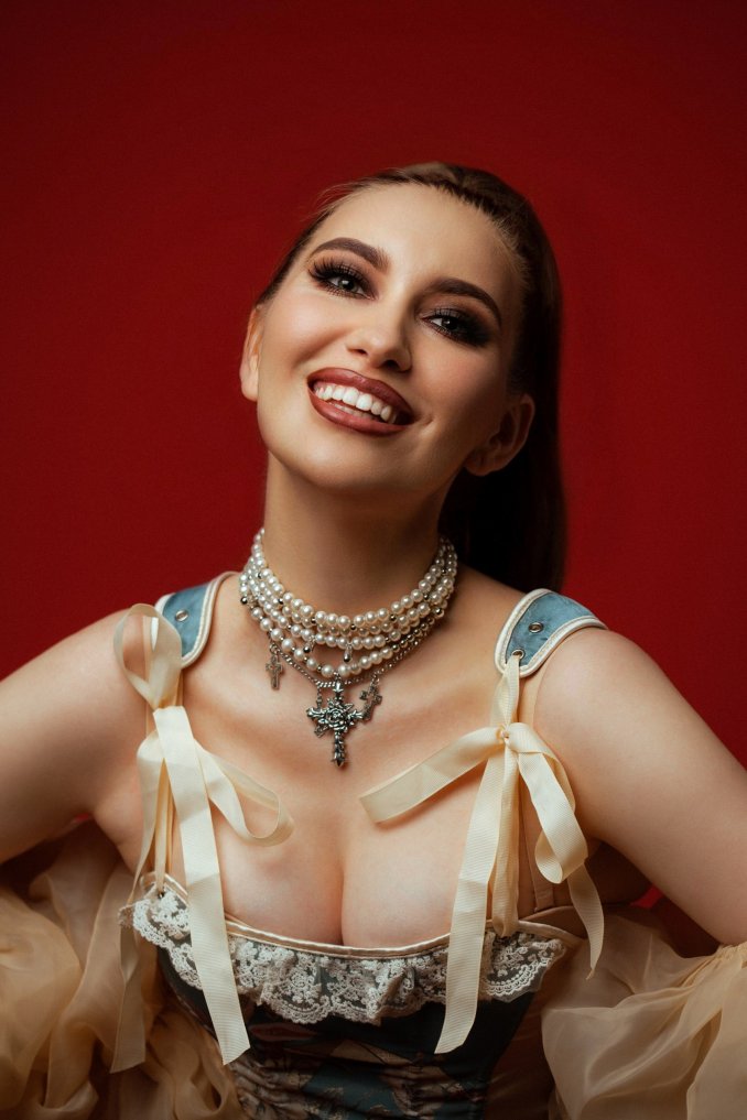 ПЕВИЦА ЭЙРА ЛЕОНА