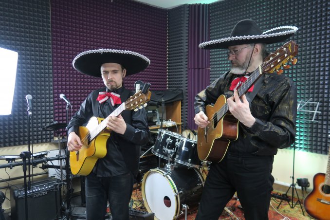 Музыканты испанская гитара, мексиканцы