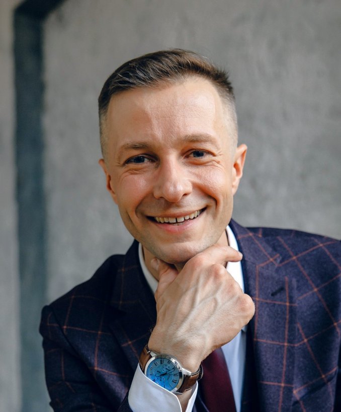 Ведущий Александр Шмельков