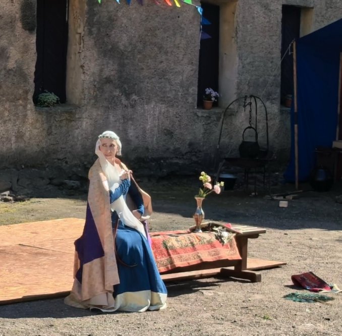 Исполнительница средневековых танцев Марион Талиезин