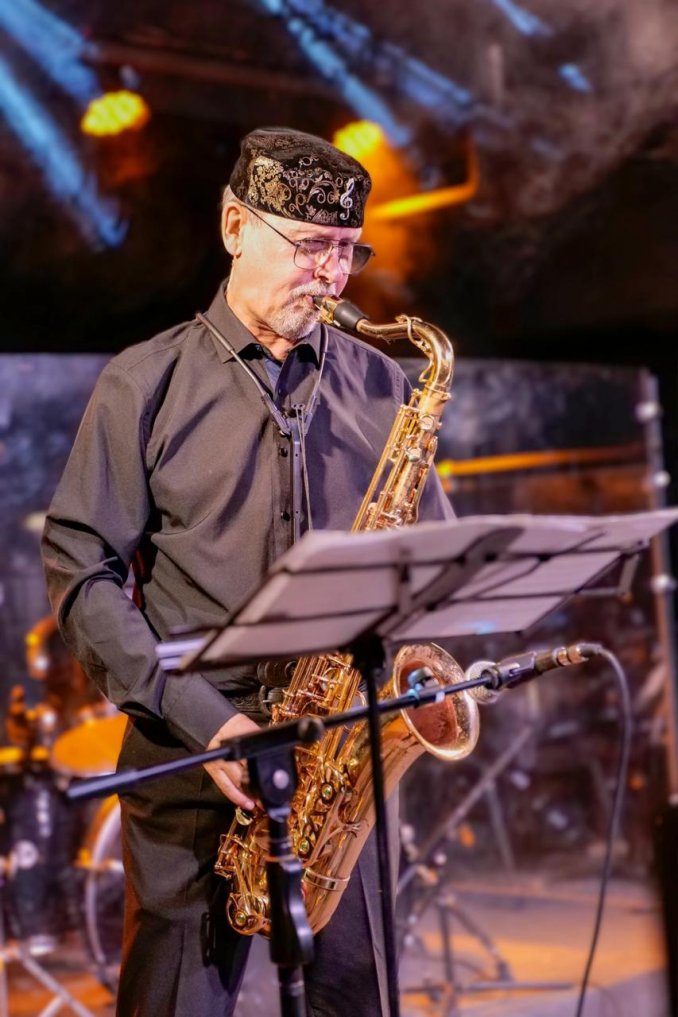 Саксофонист на праздник