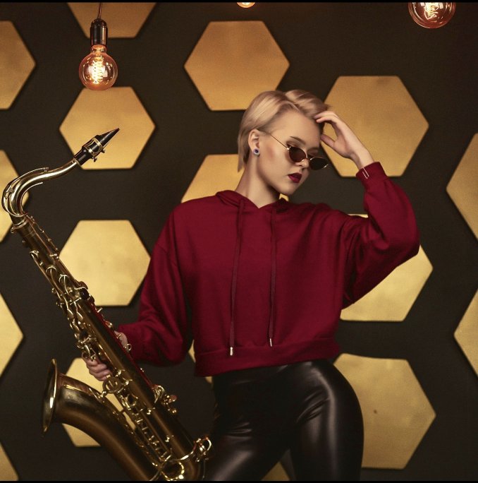 Alena Elizarieva Tenor-saxophone